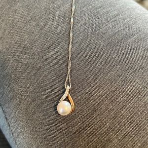 Pearl and Diamond pendant necklace